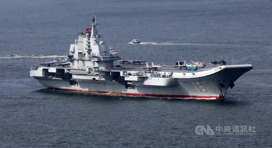 中國大陸的軍事經費數字驚人，今年高達2100億美元（約新台幣5.979兆元）。圖為2017年訪問香港時的遼寧號航空母艦。（檔案照）