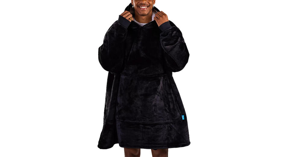 This Ony blanket hoodie is made with a super-soft outer flannel fleece and extra-thick inner sherpa fleece.