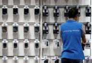 An employee works at Samsung Electronics' headquarters in Seoul, South Korea, October 5, 2016. Picture taken on October 5, 2016. REUTERS/Kim Hong-Ji