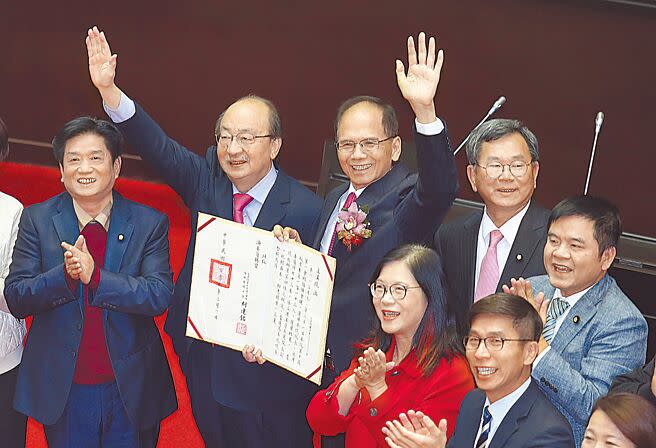 立法院三黨不過半，現任立法院長游錫堃（中右）能否連任，必須看民進黨是否能與民眾黨合作，才有機會拿下。圖為2020年，游錫堃以73票當選立法院長。（本報資料照片）