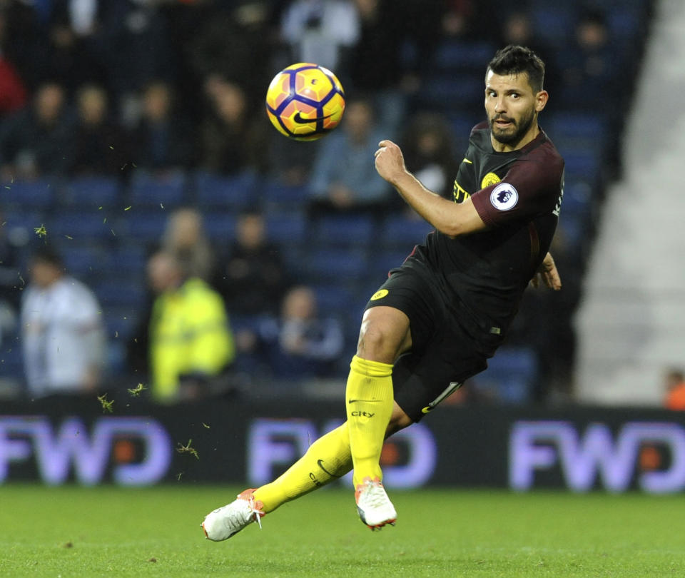 Sergio Aguero, del Manchester City, da un pase durante el partido de la Liga Premier inglesa ante el Albion de West Bromwich, el sábado 29 de octubre de 2016 en West Bromwich, Inglaterra. (AP Foto/Rui Vieira)