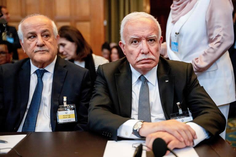 El ministro de Asuntos Exteriores de Palestina, Riyad al-Maliki y el embajador palestino ante las Naciones Unidas, Riyad Mansour durante un dictamen no vinculante sobre las consecuencias jurídicas de la ocupación israelí de Cisjordania y Jerusalén Este en la Corte Internacional de Justicia (CIJ) de La Haya, el 19 de julio de 2024.