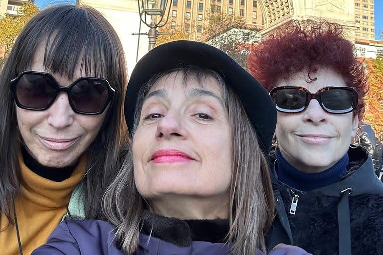 Hilda Lizarazu junto a Gaby Aisenson y Andy Cherniavsky, en un viaje de amigas en 2023