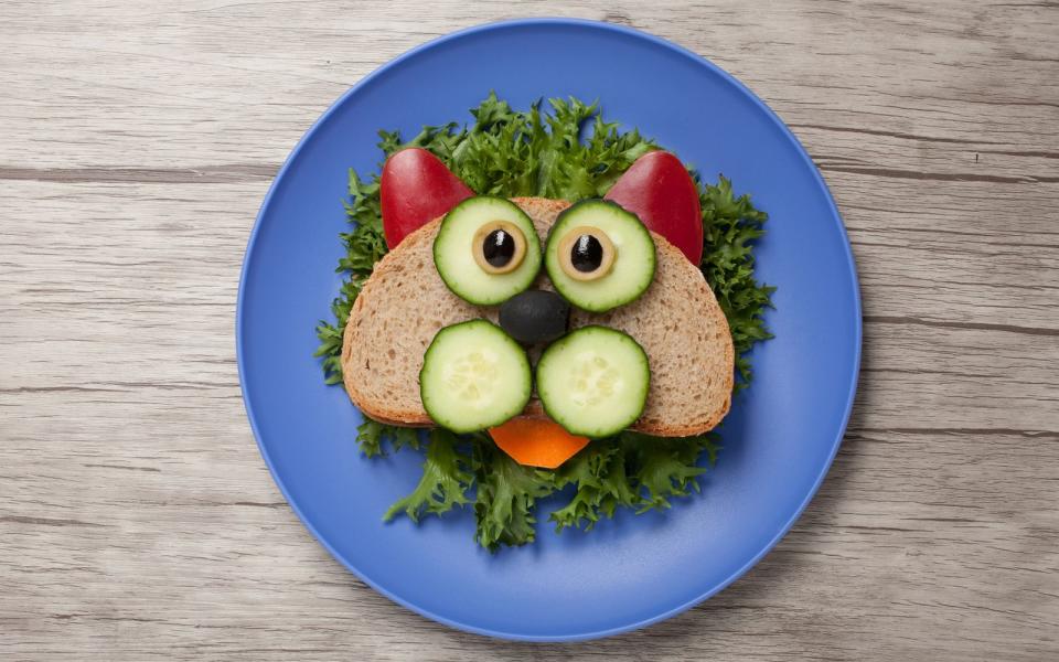 Mit ein bisschen Gemüse wird aus einer einfachen Scheibe Brot schnell ein wilder Löwe! So werden Ihre Kinder nicht einmal merken, dass sie gerade gesundes Grünzeug zu sich nehmen. Tipp: Lassen Sie die Kleinen doch beim Dekorieren helfen. (Bild: iStock / serg78)