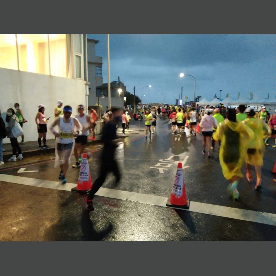 2023新北市萬金石馬拉松今早在翡翠灣開跑，選手賽前把握時間熱身，爭取好成績。記者邱瑞杰／攝影