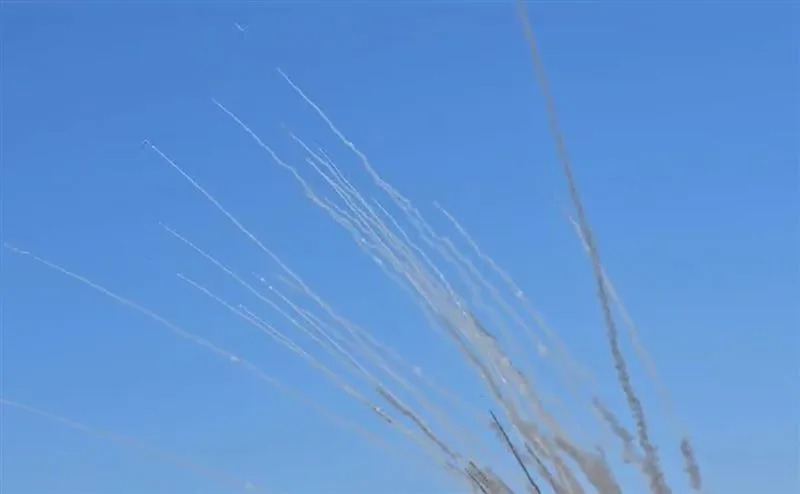  哈瑪斯稱，已向以色列南部城市亞實基倫發射數百枚火箭彈。（圖／翻攝自推特）