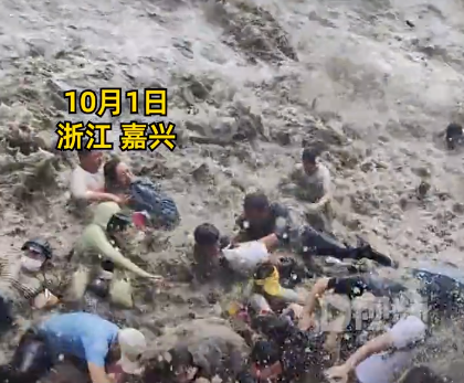 <strong>潮水湧至岸上，導致多名遊客摔倒受傷。（圖／翻攝《西部決策》）</strong>