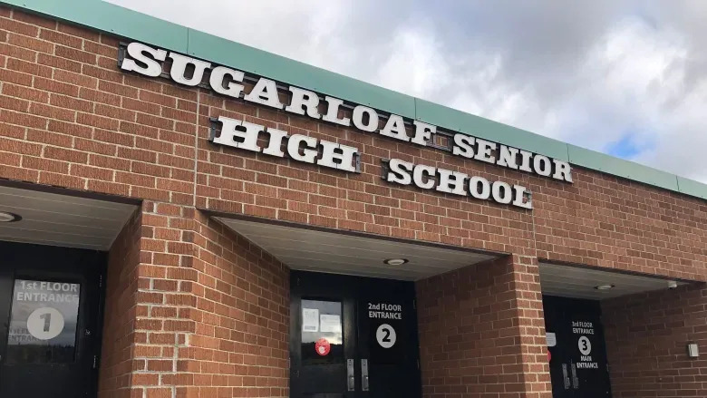 Classes are cancelled at Sugarloaf High School in Campbellton after the principal confirmed there was a positive case of COVID-19. (Credit: Serge Bouchard/Radio Canada)