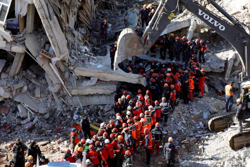 Equipo de rescate traslada un cuerpo desde el lugar donde se derrumbó un edificio después de un terremoto en Elazig