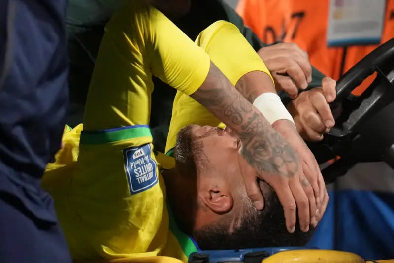 ▲內馬爾在世界盃資格賽中受傷離場，動手術至少要6個月時間恢復，他在被擔架抬下場時留下難過的淚水。（圖／美聯社／達志影像）