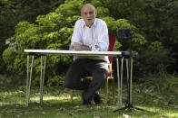 Dominic Cummings, senior aide to Prime Minister Boris Johnson, makes a statement inside 10 Downing Street, London, Monday May 25, 2020, over allegations he breached coronavirus lockdown restrictions. In an exceptionally rare televised statement, Cummings gave a detailed account of his movements in late March and early April, which have caused an intense political storm. (Jonathan Brady/Pool via AP)