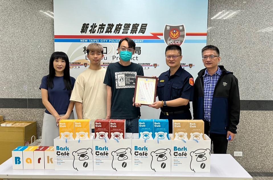 警察節前夕，新北市林口區霸客咖啡店慷慨致贈林口警分局香醇精品咖啡100組，表達對員警的支持與關懷。（記者楊國域翻攝）