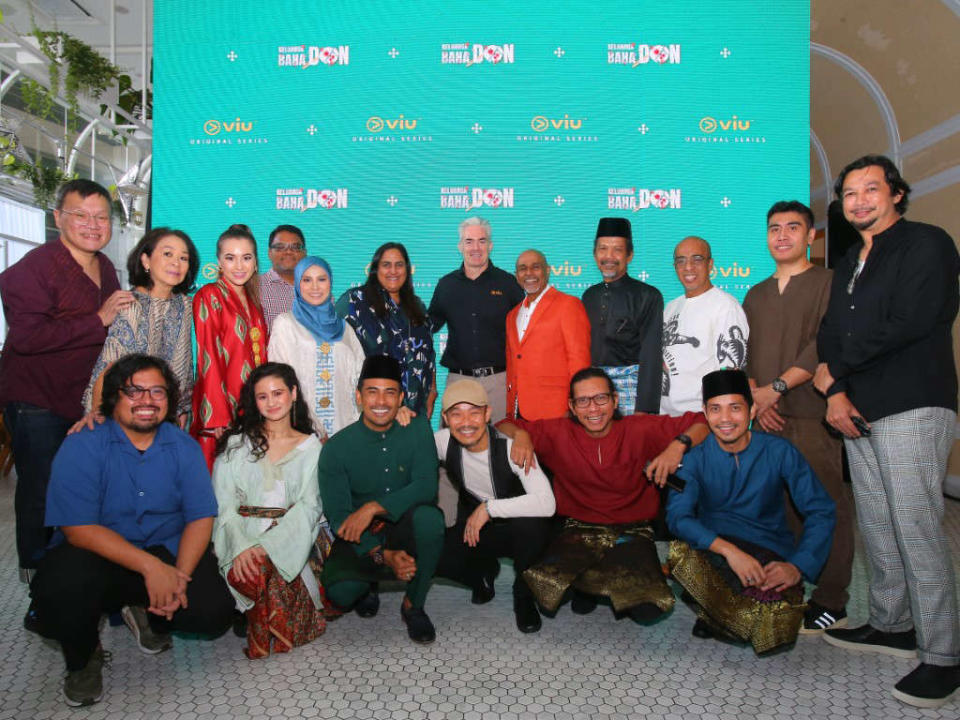 "Keluarga Baha Don" cast and crew with Viu's Kingsley Warner, Mark Johnson, Head of Advertising, and Sahana Kamath, Head of Original Productions (Malaysia and Indonesia).