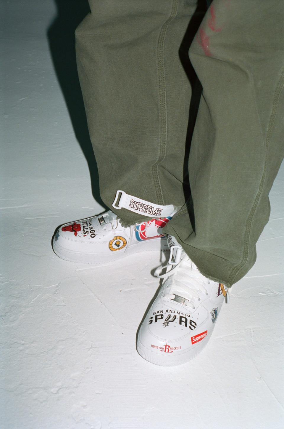 Supreme revives the spirit of NBA jeans.