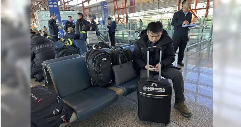 救援人員正在北京國際機場等待航班，前往新疆進行援助。（圖／達志／美聯社）
