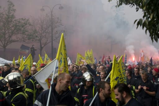 Firefighters protest in Paris