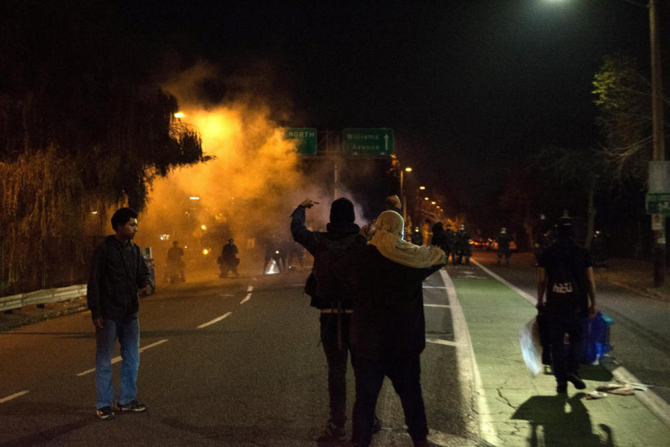 Unas 4.000 personas protestaban en las calles de Portland a última hora del jueves con cánticos como “¡Rechazamos al presidente electo!”. Se produjeron algunos graves incidentes y enfrentamientos con la policía. REUTERS/Cole Howard