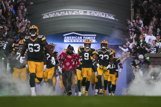 See Lil Wayne Lead Packers Out The Tunnel Before Lions Game