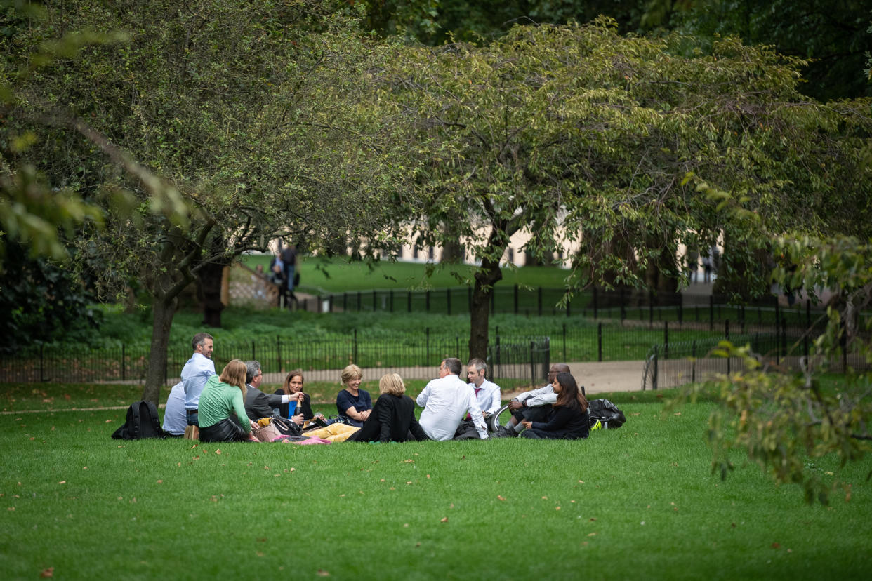 LONDON, ENGLAND - SEPTEMBER 09: Groups of over six people socialise in Saint James' Park in Westminster on September 09, 2020 in London, England. The Government has just announced new limits on social gatherings with no more than six people being able to meet socially either indoors or outdoors from Monday, in a bid to prevent a second wave of the COVID-19 pandemic. (Photo by Leon Neal/Getty Images)