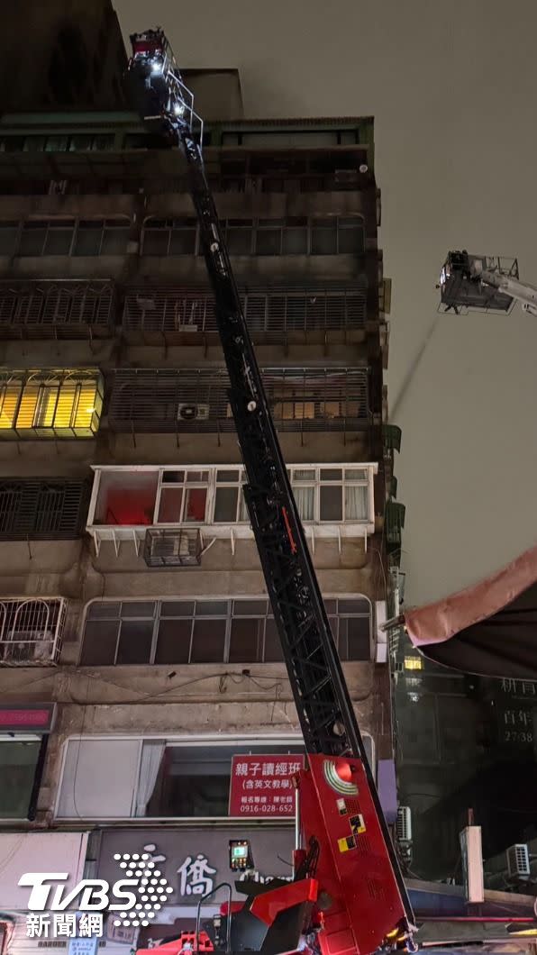 消防人員透過雲梯協助民眾脫困。（圖／TVBS）