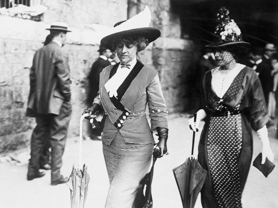 The wives of WK Vanderbilt and Cornelius Vanderbilt strolling in New York City during the early 1890s.