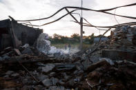 <p>A police officer holds tape at the site of an explosion at a fireworks factory at Kosambi village in Tangerang, Indonesia Banten province, Oct. 26, 2017. (Photo: Beawiharta/Reuters) </p>