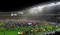 Britain Football Soccer - Hull City v Derby County - Sky Bet Football League Championship Play-Off Semi Final Second Leg - The Kingston Communications Stadium - 17/5/16 General view as Hull fans celebrate on the pitch after reaching the Sky Bet Football League Championship Play-Off Final Action Images via Reuters / Ed Sykes