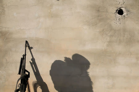 The shadow of a member of the Iraqi Army is cast on a wall during clashes with Islamic State militants at the south of Mosul, Iraq December 12, 2016. REUTERS/Ammar Awad