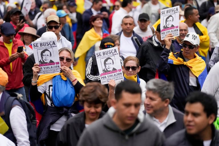 Manifestantes antigubernamentales marchan para protestar por las reformas económicas y sociales impulsadas por el gobierno del presidente Gustavo Petro y su iniciativa de convocar una asamblea constituyente en Bogotá, el 21 de abril de 2024. (AP/Fernando Vergara)