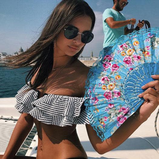 Emily Ratajkowski gets cheeky