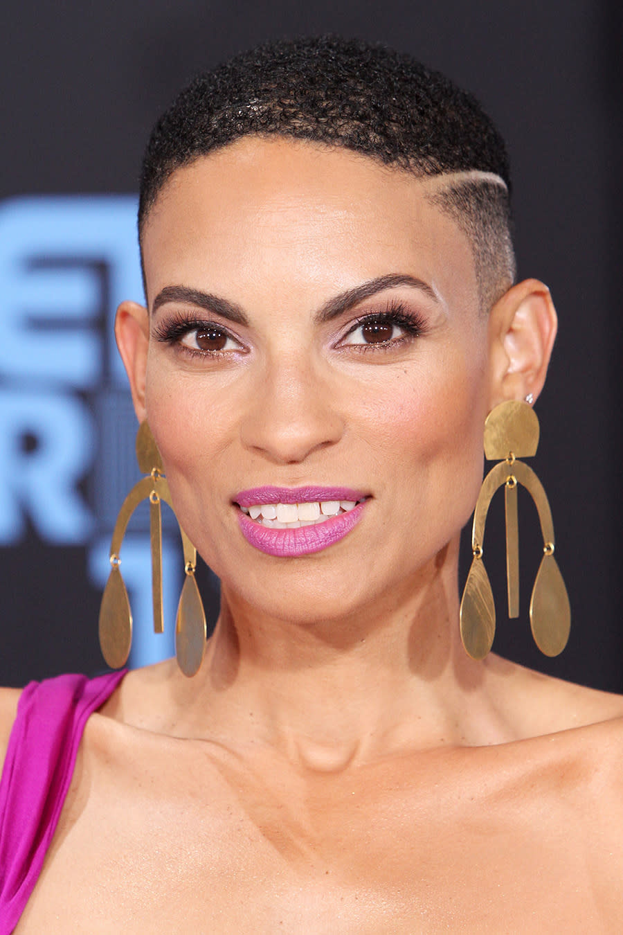 <p>Goapele’s textured close cut is edgey, chic, and exceptionally fitting. (Photo: Getty Images) </p>