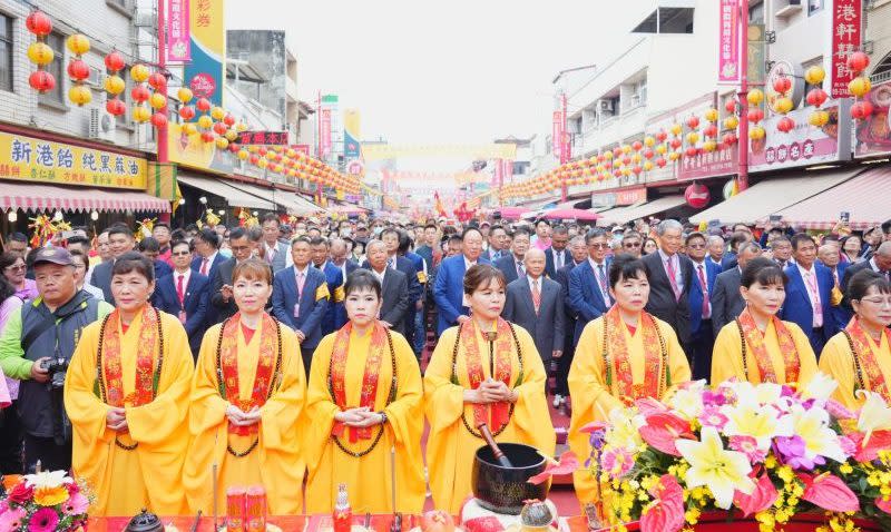 大甲媽古制祝壽大典上萬信徒跪拜 祈願國泰民安