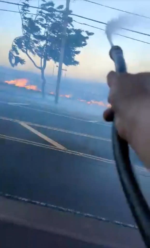 夏威夷居民Shane Treu在8月8日茂宜島野火災情爆發前，目擊到一根木製電線桿突然起火引發火勢。美聯社
