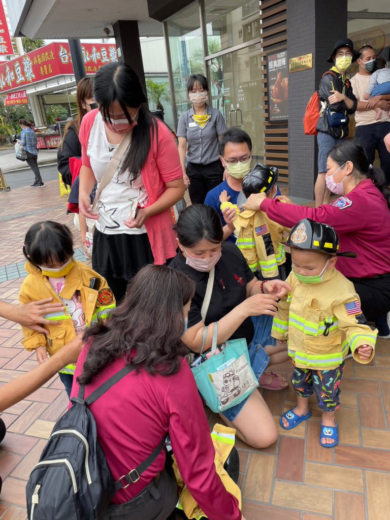 小小消防員體驗。（記者張淑娟翻攝）