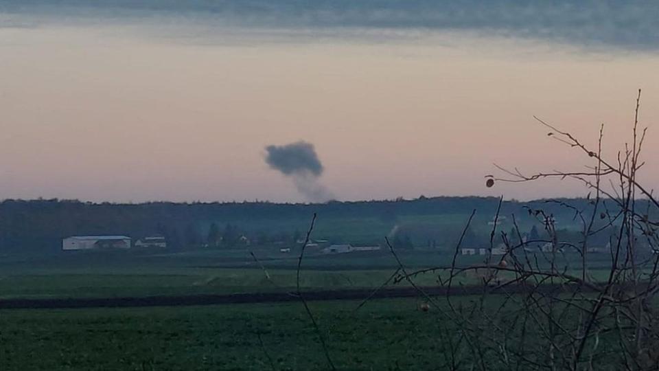 El humo se eleva en la distancia en Nowosiolki, Polonia, cerca de la frontera con este 15 de noviembre de 2022.