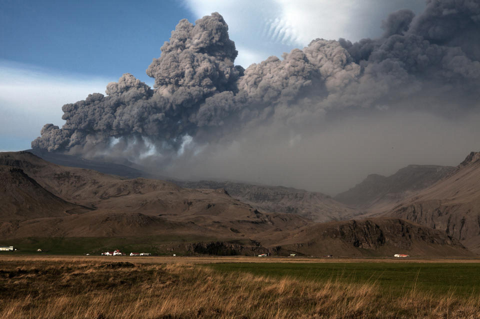 REYKJAVIK, ICELAND - NOVEMBER 08:  Towering ash plume from Iceland's Eyjafjallajokull crater during it's eruption, spewing tephra and cloud of ashes  that drift toward continental Europe on May 8 2010 near Reykjavik, Iceland.  (Photo by Etienne De Malglaive/Getty Images)