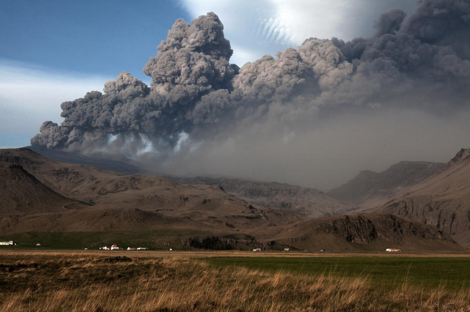 REYKJAVIK, ICELAND - NOVEMBER 08: Ash plumes rise from Iceland's Eyjafjallajokull crater during its eruption, spewing tephra and an ash cloud that moves towards continental Europe on May 8, 2010 near Reykjavík, Iceland.  (Photo by Etienne De Malglaive/Getty Images)