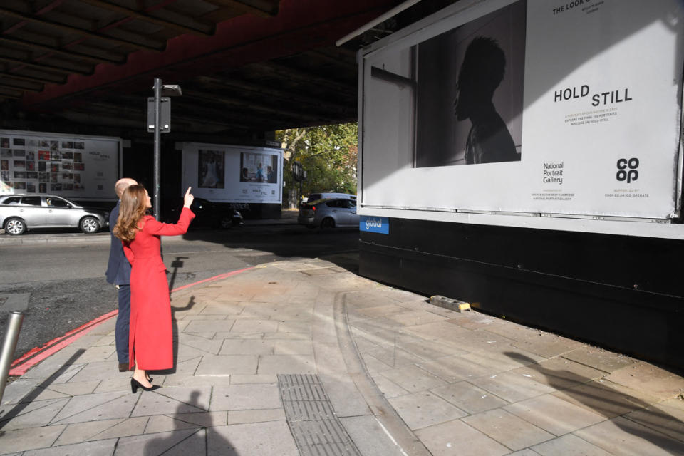 Ils ont admiré les photographies du projet « Hold Still »