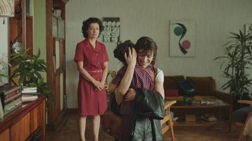 En esta imagen proporcionada por Amazon Prime Video Rosario Zamora, izquierda e Daniela Ramírez en el papel de la escritora chilena Isabel Allende de la serie "Isabel" que se estrena el 4 de junio en Amazon Prime Video. (Amazon Prime Video via AP)