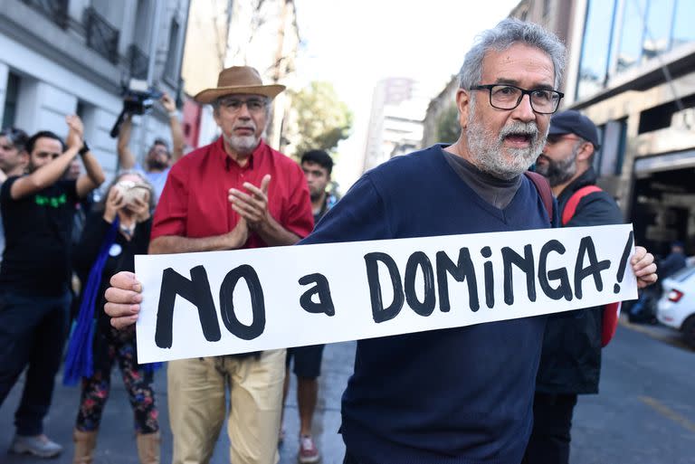 18 de enero de 2023, Chile, Santiago: Activistas medioambientales sostienen pancartas y gritan slogans durante una manifestación contra el proyecto minero-portuario Dominga. Foto: Oscar Guerra/Agencia Uno/dpa