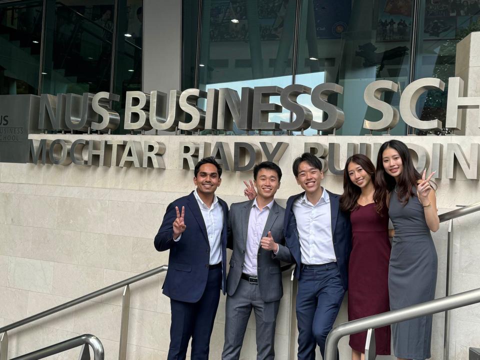 Adnan Hussain (links), 25, ist Student an der National University of Singapore. Hussain erzählte BI, dass er ein Angebot für eine Vollzeitstelle im Bereich Vertrieb und Handel bei einer großen Bank erhalten habe. - Copyright: Adnan Hussain