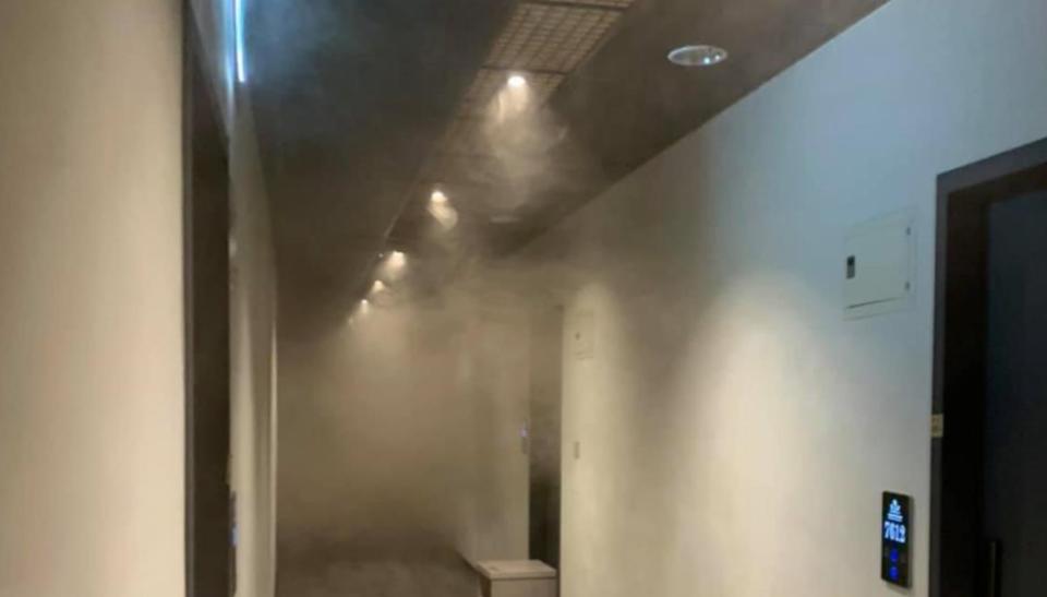 日前喬友大樓火勢猛烈，竄出濃濃黑煙。（圖／翻攝自臉書社團「彰化大小事」）