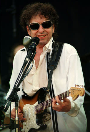 U.S. singer Bob Dylan performs at the Doctor Music Festival in the Pyrinees village of Escalarre late July 11, 1998. REUTERS/Gustavo Nacarino/File Photo