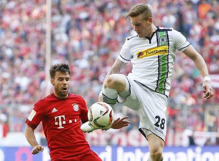 Football Soccer - Bayern Munich v Borussia Moenchengladbach - German Bundesliga - Allianz-Arena, Munich, Germany 30/04/16 - Borussia Moenchengladbach's Andre Hahn and Bayern Munich's Juan Bernat in action during the match. REUTERS/Michaela Rehle