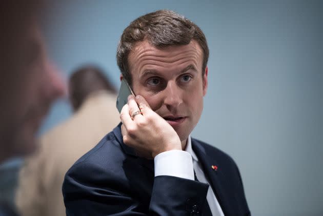 Emmanuel Macron photographié au téléphone lors d'un sommet du G7en juillet 2017 (illustration) (Photo: Picture alliance via Getty Images)