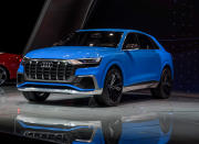 Audi stockt seine Q-Baureihe auf: Der Q8 soll 2018 Topmodel werden und SUVs wie den BMW X6 und den Mercedes GLE Coupé überholen. Das Modell mit dynamischer Linie und üppiger Serienausstattung besticht obendrein mit einem Plug-in-Hybridantrieb, der laut Hersteller auf einer Strecke von 100 Kilometern gerade einmal 2,3 Liter Benzin verbraucht.