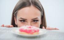 Zucker aktiviert das Belohnungssystem im Gehirn und sorgt für Glücksgefühle im Körper. Vor allem, wenn er mit Fett kombiniert wird. So lecker Donuts, Schokolade und Zimtschnecken auch sind, so können sie im Übermaß verzehrt für zahlreiche gesundheitliche Probleme sorgen. (Bild: iStock / YakobchukOlena)