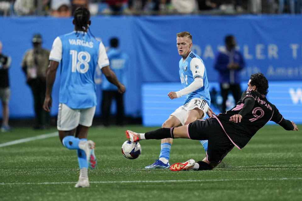 Inter Miami forward Leonardo Campana (9) slides for the ball as Charlotte FC forward Karol Świderski, top right, looks on during the second half of an MLS soccer match, Saturday, Oct. 21, 2023, in Charlotte, N.C. (AP Photo/Erik Verduzco)