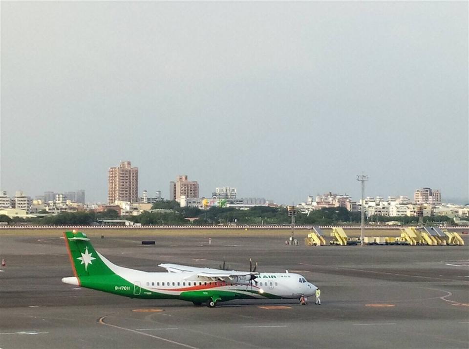 立榮航空一架軍包機昨天執行東沙島飛行任務時，安全考量被迫返航，香港民航處今天說，是台灣取消進入香港飛航情報區。民航局也立刻做出反擊，指是香港航管通知有危險區域，並提出2問題籲港方應公開釋疑。(中央社資料照)