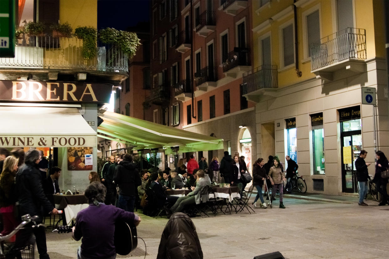 Belebte Straße von Brera, dem Ausgehviertel von Mailand